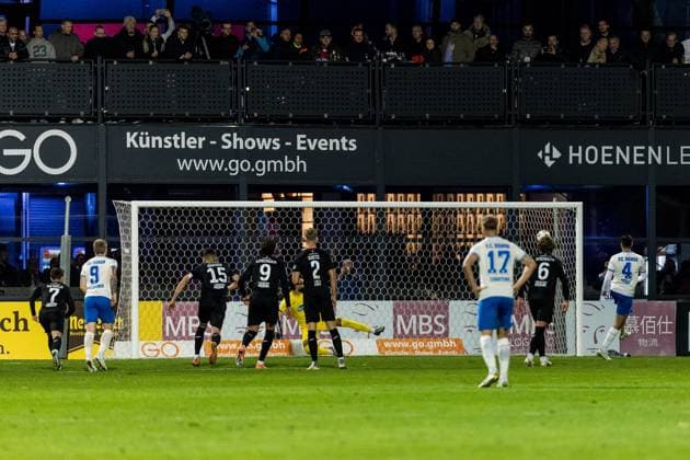 3. Liga: Viktoria Köln - Hansa Rostock; 26.10.2025 Dudu Eduardo Dos Santos Haesler (FC Viktoria Köln, 1) springt in die falsche Ecke - Kenan Fatkic (Hansa Rostock, 4) trifft zum 1:3 durch Elfmeter 3. Liga: Viktoria Köln - Hansa Rostock, Köln, Sportpark Höhenberg am 26.10.2025 DFB REGULATIONS PROHIBIT ANY USE OF PHOTOGRAPHS AS IMAGE SEQUENCES AND OR QUASI-VIDEO. Copyright: xBEAUTIFULxSPORTS Wunderlx
