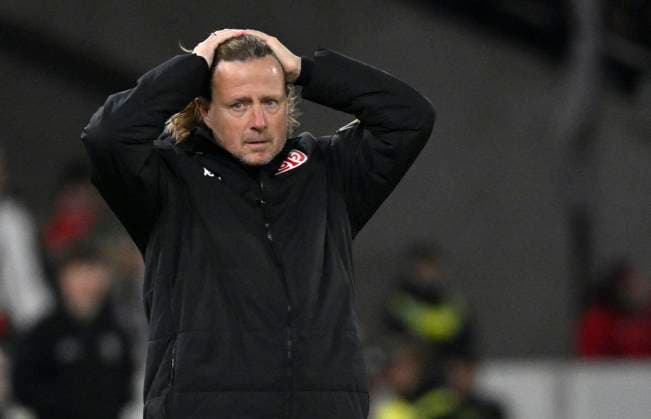 Trainer Coach Bo Henriksen 1. FSV Mainz 05 Enttaeuschung enttaeuscht nach vergebener Torchance Gestik Geste VfB Stuttgart vs 1. FSV Mainz 05 26.10.2025 DFL REGULATIONS PROHIBIT ANY USE OF PHOTOGRAPHS AS IMAGE SEQUENCES AND OR QUASI-VIDEO VfB Stuttgart vs 1. FSV Mainz 05
