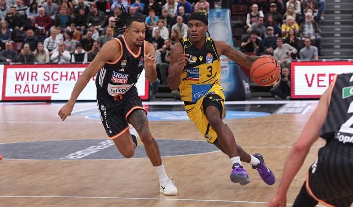 Ludwigsburg , easyCredit Basketball Bundesliga MHP Riesen Ludwigsburg vs. ratiopharm Ulm , von links: Nelson Weidemann ( Ulm ) 7 Stefan Smith ( Riesen )