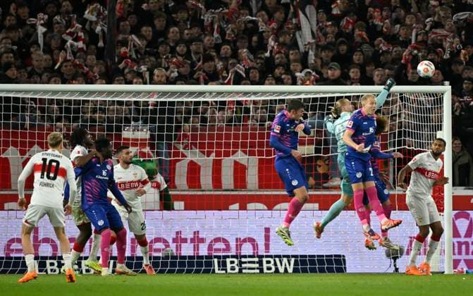Strafraumszene, Torraumszene Torwart Robin Zentner 1. FSV Mainz 05 (27) Aktion VfB Stuttgart vs 1. FSV Mainz 05 26.10.2025 DFL REGULATIONS PROHIBIT ANY USE OF PHOTOGRAPHS AS IMAGE SEQUENCES AND OR QUASI-VIDEO VfB Stuttgart vs 1. FSV Mainz 05