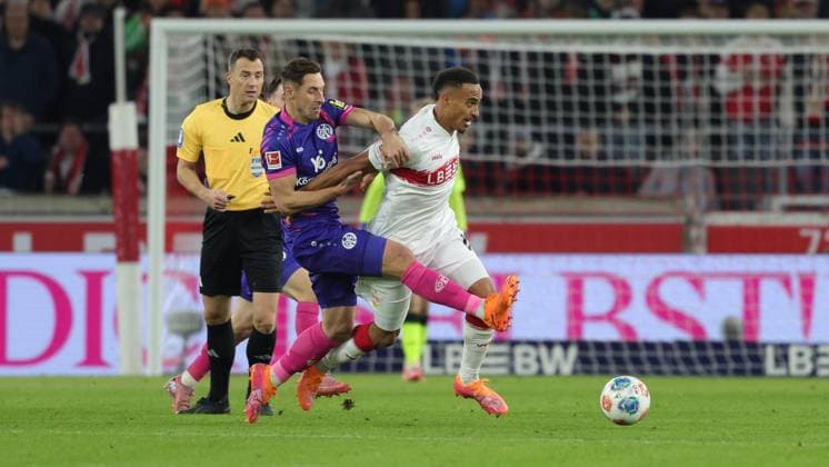Stuttgart, Bundesliga Fußball VfB Stuttgart vs. 1. FSV Mainz 05, v.l. Dominik Kohr (Mainz) Jamie Leweling (VfB) Gemäß den Vorgaben der DFL Deutschen Fußball Liga ist es untersagt, in dem Stadion und oder vom Spiel angefertigte Fotoaufnahmen in Form von Sequenzbildern und oder videoähnlichen Fotostrecken zu verwerten bzw. verwerten zu lassen.