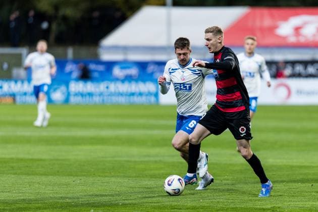3. Liga: Viktoria Köln - Hansa Rostock; 26.10.2025 Zweikampf Jonas Dirkner (Hansa Rostock, 6), Meiko Sponsel (FC Viktoria Köln, 19) 3. Liga: Viktoria Köln - Hansa Rostock, Köln, Sportpark Höhenberg am 26.10.2025 DFB REGULATIONS PROHIBIT ANY USE OF PHOTOGRAPHS AS IMAGE SEQUENCES AND OR QUASI-VIDEO. Copyright: xBEAUTIFULxSPORTS Wunderlx