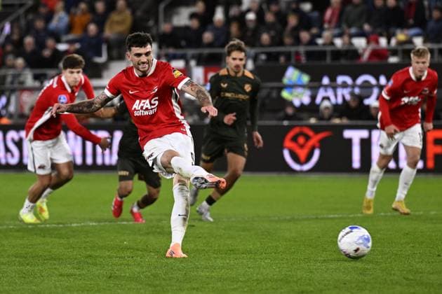 ALKMAAR - Troy Parrott of AZ Alkmaar misses a penalty during the Dutch Eredivisie match between AZ Alkmaar and FC Utrecht at the AFAS Stadium on October 23, 2025, in Alkmaar, Netherlands. ANP OLAF KRAAK Eredivisie 2025-2026 xVIxANPxSportx xxANPxIVx 540383571 originalFilename: 540383571.jpg