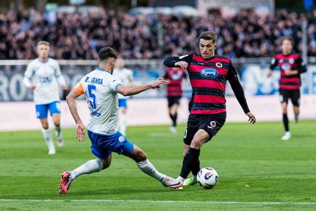 3. Liga: Viktoria Köln - Hansa Rostock; 26.10.2025 Zweikampf Marco Schuster (Hansa Rostock, 5), David Otto (FC Viktoria Köln, 10) 3. Liga: Viktoria Köln - Hansa Rostock, Köln, Sportpark Höhenberg am 26.10.2025 DFB REGULATIONS PROHIBIT ANY USE OF PHOTOGRAPHS AS IMAGE SEQUENCES AND OR QUASI-VIDEO. Copyright: xBEAUTIFULxSPORTS Wunderlx