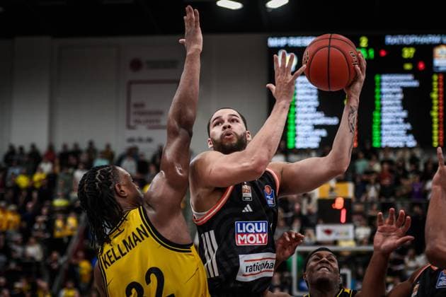 Christopher Ledlum (ratiopharm Ulm, 04) vs. Keeshawn Kellman (MHP RIESEN Ludwigsburg, 32) GER, MHP Riesen Ludwigsburg vs. ratiopharm Ulm, easycredit BBL, Basketball, Bundesliga, 5. Spieltag, Spielzeit 2025 2026, 26.10.2025 GER, MHP Riesen Ludwigsburg vs. ratiopharm Ulm, easycredit BBL, Basketball, Bundesliga, 5. Spieltag, Spielzeit 2025 2026, 26.10.2025 Ludwigsburg Copyright: xSandyxDinkelackerx EP_SDR