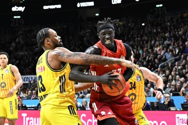 26.10.2025, xlakx, Basketball BBL Bundesliga, Alba Berlin - FC Bayern München Basketball v.l. J Wan Roberts (Alba Berlin), Wenyen Gabriel (FC Bayern Basketball) Zweikampf, Duell, Kampf, tackle Berlin