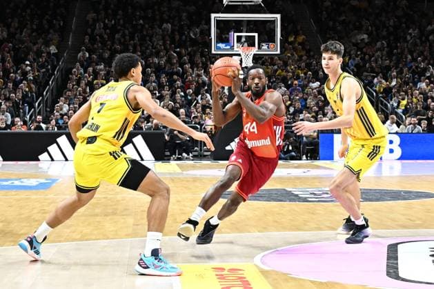 26.10.2025, xlakx, Basketball BBL Bundesliga, Alba Berlin - FC Bayern München Basketball v.l. Jack Kayil (Alba Berlin), Kamar Baldwin (FC Bayern Basketball), Nevio Bennefeld (Alba Berlin) Zweikampf, Duell, Kampf, tackle Berlin