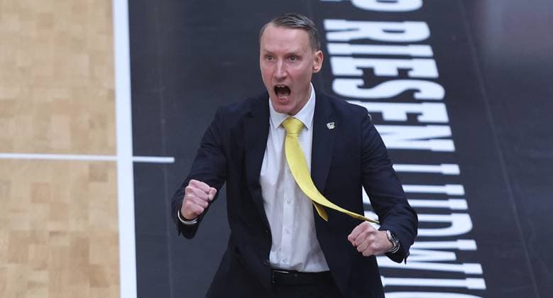 Ludwigsburg , easyCredit Basketball Bundesliga MHP Riesen Ludwigsburg vs. ratiopharm Ulm , Trainer Mikko Riipinen ( Riesen )