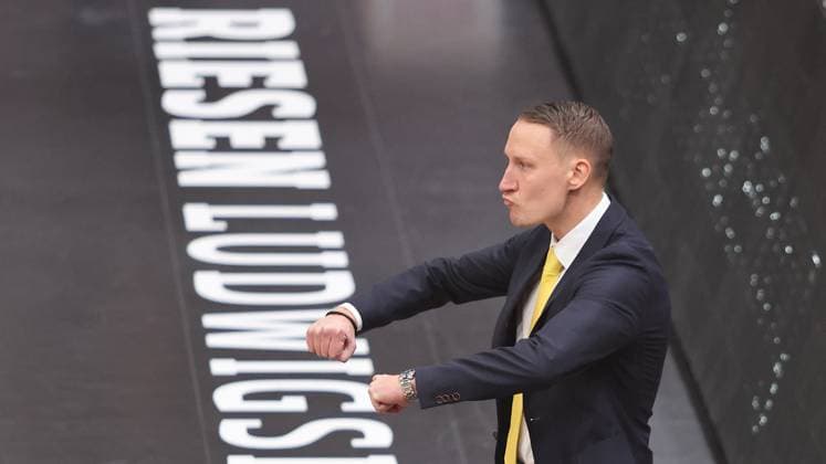Ludwigsburg , easyCredit Basketball Bundesliga MHP Riesen Ludwigsburg vs. ratiopharm Ulm , Trainer Mikko Riipinen ( Riesen )