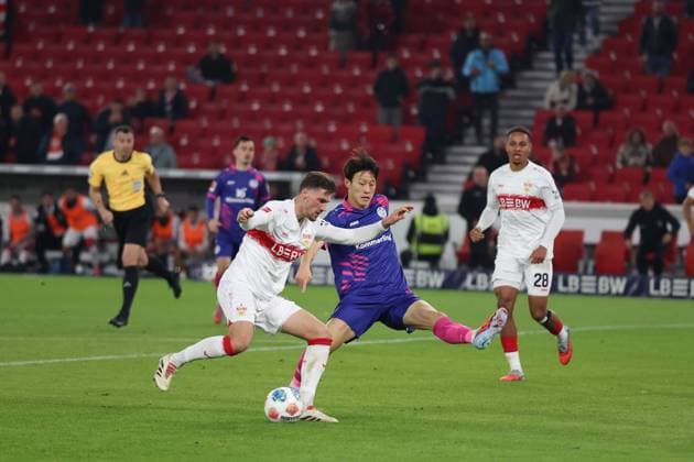 26.10.2025, xrekx, Fussball 1.Bundesliga, VfB Stuttgart - 1.FSV Mainz 05 v.l. Pascal Stenzel (VfB Stuttgart) Jae-sung Lee (1.FSV Mainz 05) Zweikampf, Aktion, action, battle for the ball (DFL DFB REGULATIONS PROHIBIT ANY USE OF PHOTOGRAPHS as IMAGE SEQUENCES and or QUASI-VIDEO) Stuttgart