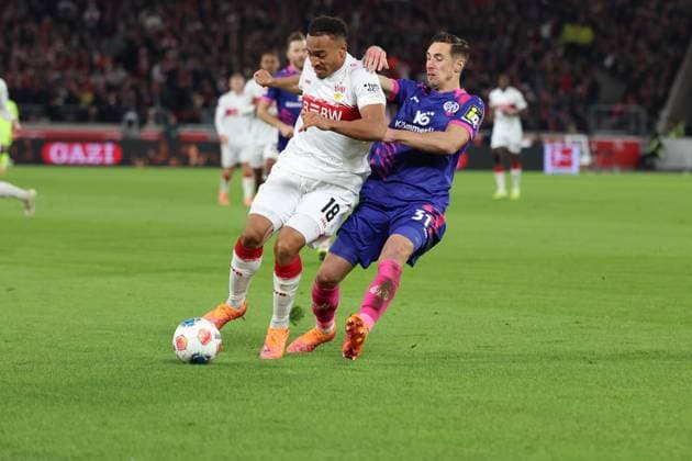 26.10.2025, xrekx, Fussball 1.Bundesliga, VfB Stuttgart - 1.FSV Mainz 05 v.l. Jamie Leweling (VfB Stuttgart) Dominik Kohr (1.FSV Mainz 05) Zweikampf, Aktion, action, battle for the ball (DFL DFB REGULATIONS PROHIBIT ANY USE OF PHOTOGRAPHS as IMAGE SEQUENCES and or QUASI-VIDEO) Stuttgart