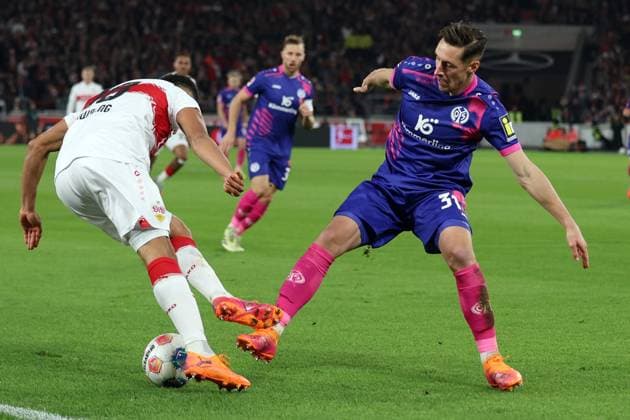 26.10.2025, xrekx, Fussball 1.Bundesliga, VfB Stuttgart - 1.FSV Mainz 05 v.l. Jamie Leweling (VfB Stuttgart) Dominik Kohr (1.FSV Mainz 05) Zweikampf, Aktion, action, battle for the ball (DFL DFB REGULATIONS PROHIBIT ANY USE OF PHOTOGRAPHS as IMAGE SEQUENCES and or QUASI-VIDEO) Stuttgart