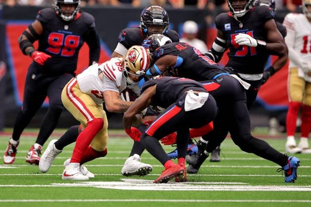 October 26, 2025, Houston, Texas, U.S: San Francisco 49ers tight end George Kittle (85) is tackled by Houston Texans linebacker Azeez Al-Shaair (0) after a catch during the first quarter of the NFL, American Football Herren, USA game between the Houston Texans and the San Francisco 49ers at NRG Stadium in Houston, TX on October 26, 2025. Houston U.S - ZUMAw137 20251026_aap_w137_016 Copyright: xErikxWilliamsx