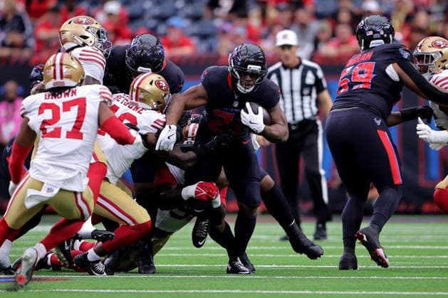 October 26, 2025, Houston, Texas, U.S: Houston Texans running back Nick Chubb (21) carries the ball upfield during the first quarter of the NFL, American Football Herren, USA game between the Houston Texans and the San Francisco 49ers at NRG Stadium in Houston, TX on October 26, 2025. Houston U.S - ZUMAw137 20251026_aap_w137_019 Copyright: xErikxWilliamsx