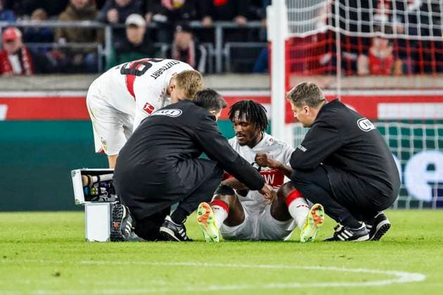 Dan-Axel Zagadou (VfB Stuttgart, 23) verletzt am Boden , Deutschland, Fussball, 1. Bundesliga, 8.Spieltag, 2025 2026, VfB Stuttgart vs. 1.FSV Mainz 05, 26.10.2025, MHP Arena, Stuttgart, Deutschland Stuttgart MHP Arena Baden-Württemberg Deutschland Copyright: xGrantxHubbsx