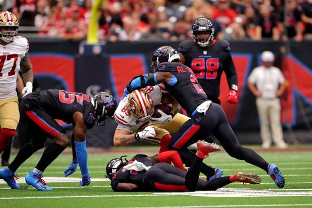 October 26, 2025, Houston, Texas, U.S: San Francisco 49ers tight end George Kittle (85) is tackled by Houston Texans linebacker Azeez Al-Shaair (0) after a catch during the first quarter of the NFL, American Football Herren, USA game between the Houston Texans and the San Francisco 49ers at NRG Stadium in Houston, TX on October 26, 2025. Houston U.S - ZUMAw137 20251026_aap_w137_032 Copyright: xErikxWilliamsx
