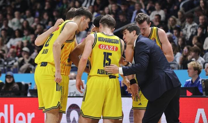 Trainer Pedro Calles redet mit Spielern Basketball BBL Bundesliga Herren 5. Spieltag Saison 2025 2026 26.10.2025 ALBA Berlin vs. Bayern München