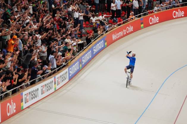 2025 Tissot UCI Track World Championships Picture by Alex Whitehead SWpix.com - 26 10 2025 - Cycling - 2025 Tissot UCI Track World Championships - Velodromo PenalolÃ n, Santiago, Chile - Men s Elimination Race - Elia Viviani (Italy) wins the Men s Elimination Race World Championship, WM, Weltmeisterschaft his final world championship race before he retires at the end of the season Copyright: x xSWpix.comx(t axPhotographyxHubxLtd)xAlexxWhitehead SWpix.comx SWP-3030-11868