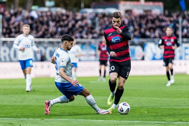 3. Liga: Viktoria Köln - Hansa Rostock; 26.10.2025 Zweikampf Marco Schuster (Hansa Rostock, 5), David Otto (FC Viktoria Köln, 10) 3. Liga: Viktoria Köln - Hansa Rostock, Köln, Sportpark Höhenberg am 26.10.2025 DFB REGULATIONS PROHIBIT ANY USE OF PHOTOGRAPHS AS IMAGE SEQUENCES AND OR QUASI-VIDEO. Copyright: xBEAUTIFULxSPORTS Wunderlx
