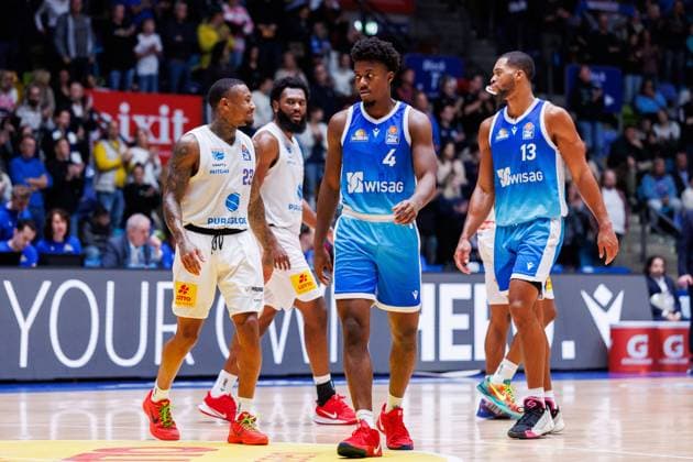 easycredit BBL, Frankfurt Skyliners - Syntainics MBC, 26.10.2025 Charles Callison (SYNTAINICS MBC, 23) RJ Gunn (SYNTAINICS MBC, 21) Nahiem Alleyne (Frankfurt Skyliners, 4) und Jaedon LeDee (Frankfurt Skyliners, 13) im Mittelkreis Spiel der easycredit BBL easycredit BBL, Frankfurt Skyliners - Syntainics MBC; am 5. Spieltag der Saison 25 26 in der Süwag Energie ARENA am 26.10.2025 Copyright: xBEAUTIFULxSPORTS Hahnex