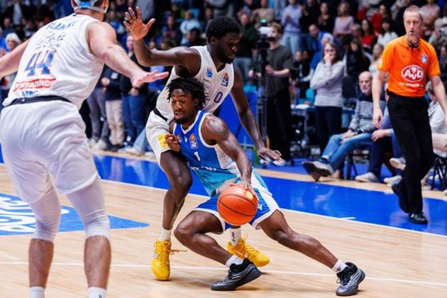 easycredit BBL, Frankfurt Skyliners - Syntainics MBC, 26.10.2025 Logan Johnson (Frankfurt Skyliners, 0) im Zweikampf mit Khyri Thomas (SYNTAINICS MBC, 0) Spiel der easycredit BBL easycredit BBL, Frankfurt Skyliners - Syntainics MBC; am 5. Spieltag der Saison 25 26 in der Süwag Energie ARENA am 26.10.2025 Copyright: xBEAUTIFULxSPORTS Hahnex