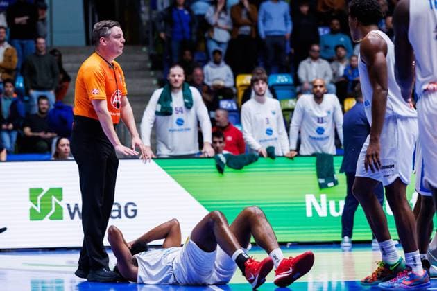 easycredit BBL, Frankfurt Skyliners - Syntainics MBC, 26.10.2025 RJ Gunn (SYNTAINICS MBC, 21) fällt beim Kampf um den Ball auf den Boden und schlägt mit dem Korb hart auf. Nach kurzer Behandlung wird er mit einem Beutel Eis am Kopf vom Feld geführt. Spiel der easycredit BBL easycredit BBL, Frankfurt Skyliners - Syntainics MBC; am 5. Spieltag der Saison 25 26 in der Süwag Energie ARENA am 26.10.2025 Copyright: xBEAUTIFULxSPORTS Hahnex