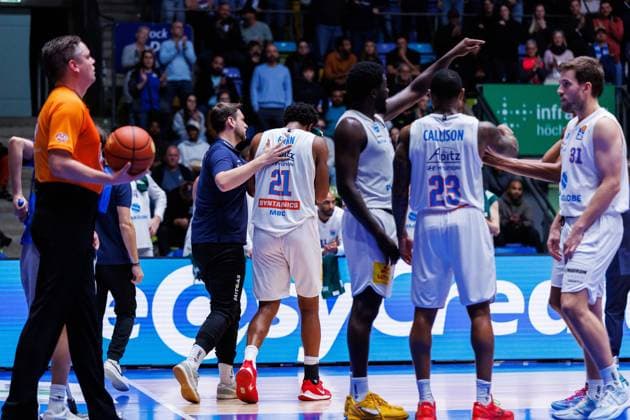 easycredit BBL, Frankfurt Skyliners - Syntainics MBC, 26.10.2025 RJ Gunn (SYNTAINICS MBC, 21) fällt beim Kampf um den Ball auf den Boden und schlägt mit dem Korb hart auf. Nach kurzer Behandlung wird er mit einem Beutel Eis am Kopf vom Feld geführt. Spiel der easycredit BBL easycredit BBL, Frankfurt Skyliners - Syntainics MBC; am 5. Spieltag der Saison 25 26 in der Süwag Energie ARENA am 26.10.2025 Copyright: xBEAUTIFULxSPORTS Hahnex