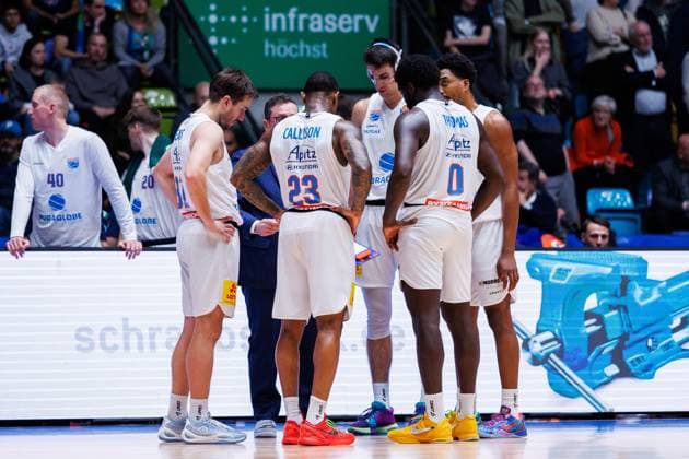 easycredit BBL, Frankfurt Skyliners - Syntainics MBC, 26.10.2025 Die Spiele des MBC stehen an der Seitenlinie und sprechen mit Trainer Marco Ramondino (SYNTAINICS MBC) Spiel der easycredit BBL easycredit BBL, Frankfurt Skyliners - Syntainics MBC; am 5. Spieltag der Saison 25 26 in der Süwag Energie ARENA am 26.10.2025 Copyright: xBEAUTIFULxSPORTS Hahnex
