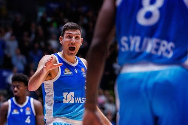 easycredit BBL, Frankfurt Skyliners - Syntainics MBC, 26.10.2025 Ryan Hawkins (Frankfurt Skyliners, 33) feiert eine gelungene Aktion mit William Christmas (Frankfurt Skyliners, 8) Spiel der easycredit BBL easycredit BBL, Frankfurt Skyliners - Syntainics MBC; am 5. Spieltag der Saison 25 26 in der Süwag Energie ARENA am 26.10.2025 Copyright: xBEAUTIFULxSPORTS Hahnex