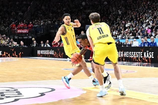 26.10.2025, xlakx, Basketball BBL Bundesliga, Alba Berlin - FC Bayern München Basketball v.l. Jack Kayil (Alba Berlin), Kamar Baldwin (FC Bayern Basketball), Moses Wood (Alba Berlin) Zweikampf, Duell, Kampf, tackle Berlin