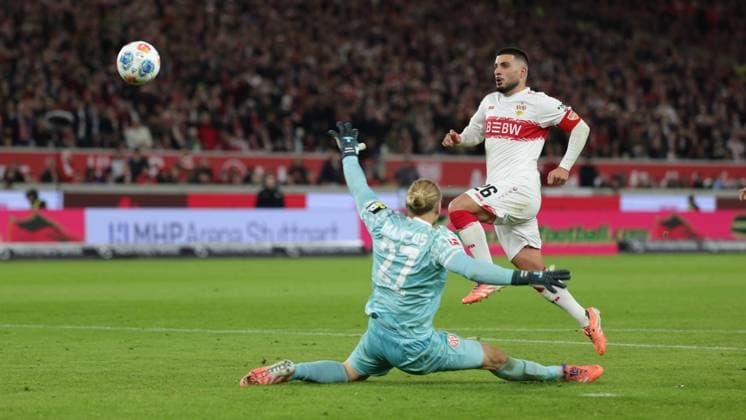 Stuttgart, Bundesliga Fußball VfB Stuttgart vs. 1. FSV Mainz 05, Deniz Undav (VfB) erzielt das Tor zum 2:1 Gemäß den Vorgaben der DFL Deutschen Fußball Liga ist es untersagt, in dem Stadion und oder vom Spiel angefertigte Fotoaufnahmen in Form von Sequenzbildern und oder videoähnlichen Fotostrecken zu verwerten bzw. verwerten zu lassen.