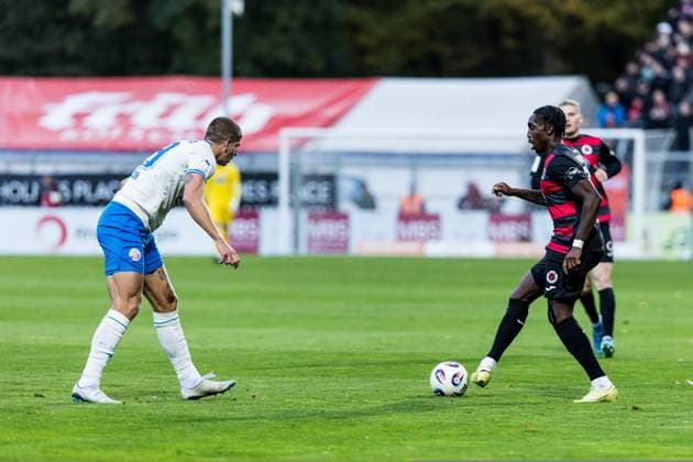 3. Liga: Viktoria Köln - Hansa Rostock; 26.10.2025 Zweikampf Jan Mejdr (Hansa Rostock, 19), Frank Ronstadt (FC Viktoria Köln, 34) 3. Liga: Viktoria Köln - Hansa Rostock, Köln, Sportpark Höhenberg am 26.10.2025 DFB REGULATIONS PROHIBIT ANY USE OF PHOTOGRAPHS AS IMAGE SEQUENCES AND OR QUASI-VIDEO. Copyright: xBEAUTIFULxSPORTS Wunderlx