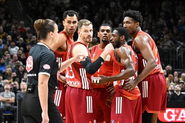26.10.2025, xlakx, Basketball BBL Bundesliga, Alba Berlin - FC Bayern München Basketball v.l. Oscar da Silva (FC Bayern Basketball), Andreas Obst (FC Bayern Basketball), Kamar Baldwin (FC Bayern Basketball), David McCormack (FC Bayern Basketball) im Gespraech Berlin