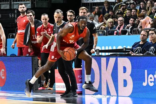 26.10.2025, xlakx, Basketball BBL Bundesliga, Alba Berlin - FC Bayern München Basketball v.l. Kamar Baldwin (FC Bayern Basketball) am Ball Berlin