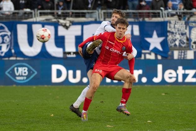 GER, Fussball, RLN, VfB Oldenburg vs Bremer SV 26.10.2025, Marschwegstadion, Oldenburg, GER, RLN, VfB Oldenburg vs Bremer SV, DFL regulations prohibit any use of photographs as image sequences and or quasi-video, im Bild Joshua DUDOCK ( Bremer SV 11 ) Marc SCHRÖDER SCHROEDER ( VfB Oldenburg 20)