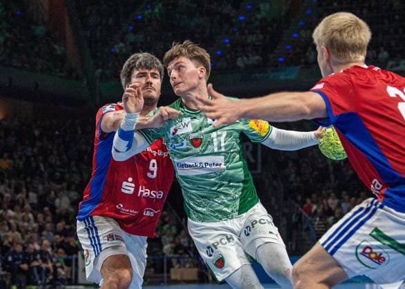 Handball, Herren, Saison 2025 2026, DAIKIN Handball-Bundesliga (10. Spieltag), Füchse Berlin - HSV Hamburg, v.l. Jacob Arenth Lassen (Hamburg), Nils Lichtlein (Füchse Berlin), Frederik Bo Andersen (Hamburg), 26.10.2025, Copyright: xSebastianxRäppold MatthiasxKochx