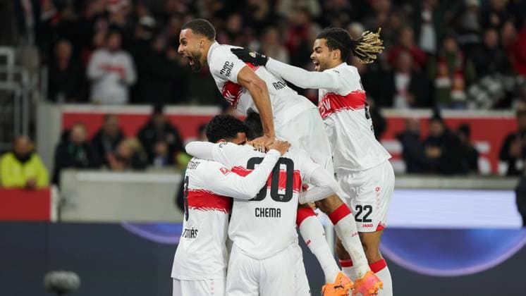 Sport Bilder des Tages Stuttgart, Bundesliga Fußball VfB Stuttgart vs. 1. FSV Mainz 05, Jubel nach dem Tor zum 2:1 Gemäß den Vorgaben der DFL Deutschen Fußball Liga ist es untersagt, in dem Stadion und oder vom Spiel angefertigte Fotoaufnahmen in Form von Sequenzbildern und oder videoähnlichen Fotostrecken zu verwerten bzw. verwerten zu lassen.