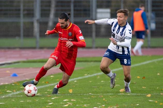 GER, Fussball, RLN, VfB Oldenburg vs Bremer SV 26.10.2025, Marschwegstadion, Oldenburg, GER, RLN, VfB Oldenburg vs Bremer SV, DFL regulations prohibit any use of photographs as image sequences and or quasi-video, im Bild Ilhan ALTUNTAS ( Bremer SV 4 ) Rafael BRAND ( VfB Oldenburg 8 )