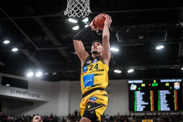 Sport Bilder des Tages Brandon Tischler (MHP RIESEN Ludwigsburg, 24) mit dem Basketball auf dem Weg zum Korb GER, MHP Riesen Ludwigsburg vs. ratiopharm Ulm, easycredit BBL, Basketball, Bundesliga, 5. Spieltag, Spielzeit 2025 2026, 26.10.2025 GER, MHP Riesen Ludwigsburg vs. ratiopharm Ulm, easycredit BBL, Basketball, Bundesliga, 5. Spieltag, Spielzeit 2025 2026, 26.10.2025 Ludwigsburg Copyright: xSandyxDinkelackerx EP_SDR
