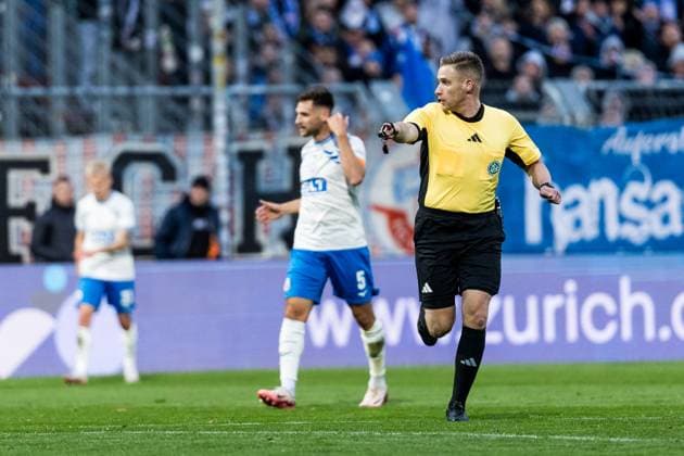 3. Liga: Viktoria Köln - Hansa Rostock; 26.10.2025 Schiedsrichter Felix Weller zeigt auf den Punkt 3. Liga: Viktoria Köln - Hansa Rostock, Köln, Sportpark Höhenberg am 26.10.2025 DFB REGULATIONS PROHIBIT ANY USE OF PHOTOGRAPHS AS IMAGE SEQUENCES AND OR QUASI-VIDEO. Copyright: xBEAUTIFULxSPORTS Wunderlx