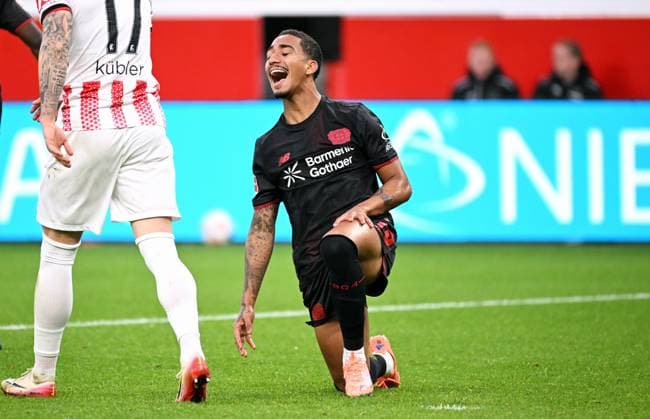 Fussball, Bundesliga, Deutschland, Herren, Saison 2025 2026, 8. Spieltag, BayArena Leverkusen: Bayer Leverkusen - SC Freiburg 2:0; Arthur (LEV). Aktion, Einzelbild.