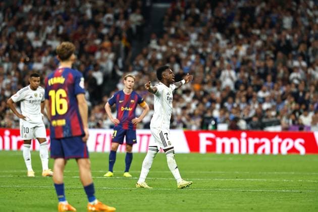 Vinicus Junior (Real), OCTOBER 26, 2025 - Football Soccer : Vinicius expresses dissatisfaction with the alternation. during Spanish LaLiga EA Sports match between Real Madrid CF - FC Barcelona, Barca at the Estadio Santiago Bernabeu in Madrid, Spain. Noxthirdxpartyxsales  aflo_308306842
