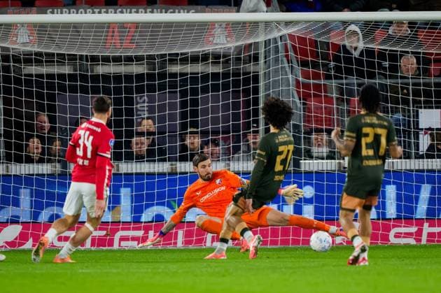 ALKMAAR , 26-10-2025 , AFAS stadium , season 2025 2026 , Dutch Eredivisie football , match between AZ and FC Utrecht , Picture shows AZ player Mees de Wit scores the 4-1 AZ - Utrecht  x31704672x Copyright: