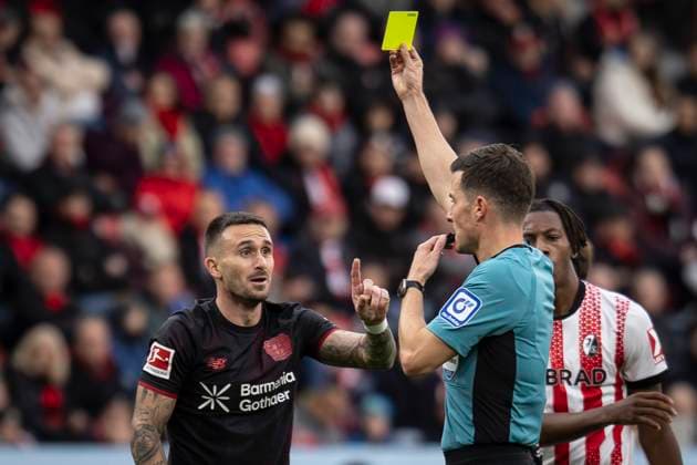 Bayer 04 Leverkusen vs. SC Freiburg, 26.10.2025 LEVERKUSEN, GERMANY - OCTOBER 26: Aleix Garcia (Bayer 04 Leverkusen, 24) and Referee Harm Osmers (Hnnover) showing him the yellow card during the Bundesliga match (gameday 8) between Bayer 04 Leverkusen vs. SC Freiburg at BayArena on October 26, 2025 in Leverkusen, Germany. (Photo by Axel Kohring Beautiful Sports) DFL REGULATIONS PROHIBIT ANY USE OF PHOTOGRAPHS AS IMAGE SEQUENCES AND OR QUASI-VIDEO. Copyright: xBEAUTIFULxSPORTS AxelxKohringx