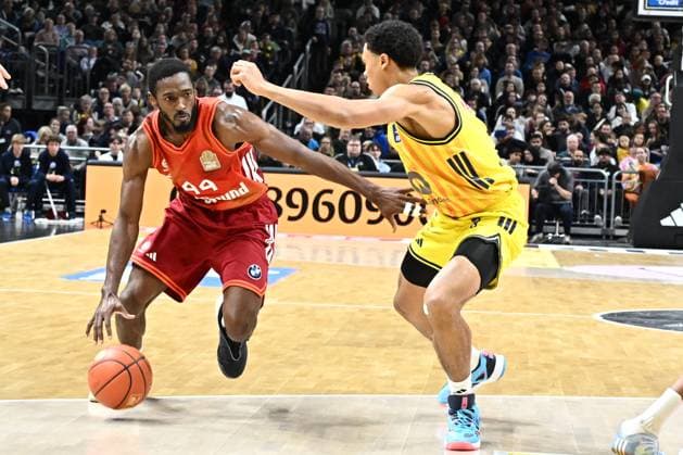 26.10.2025, xlakx, Basketball BBL Bundesliga, Alba Berlin - FC Bayern München Basketball v.l. Kamar Baldwin (FC Bayern Basketball), Jack Kayil (Alba Berlin) Zweikampf, Duell, Kampf, tackle Berlin