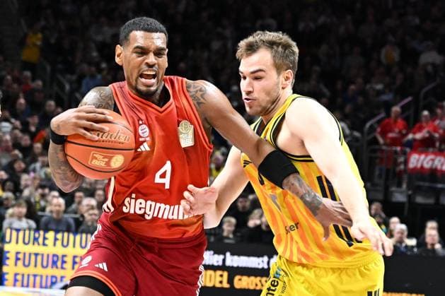 26.10.2025, xlakx, Basketball BBL Bundesliga, Alba Berlin - FC Bayern München Basketball v.l. Xavier Rathan Mayes (FC Bayern Basketball), Malte Delow (Alba Berlin) Zweikampf, Duell, Kampf, tackle Berlin