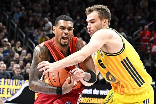 26.10.2025, xlakx, Basketball BBL Bundesliga, Alba Berlin - FC Bayern München Basketball v.l. Xavier Rathan Mayes (FC Bayern Basketball), Malte Delow (Alba Berlin) Zweikampf, Duell, Kampf, tackle Berlin