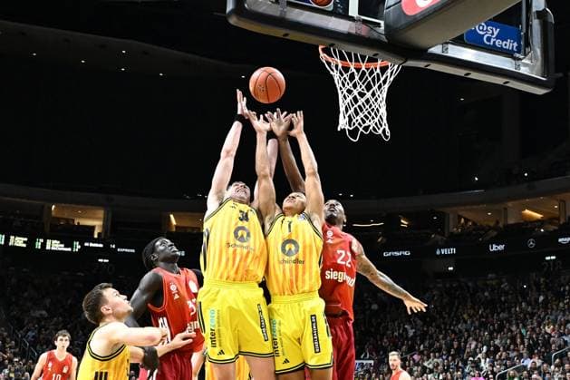 26.10.2025, xlakx, Basketball BBL Bundesliga, Alba Berlin - FC Bayern München Basketball v.l. Justin Bean (Alba Berlin),Jack Kayil (Alba Berlin),Isiaha Mike (FC Bayern Basketball) setzt zum Korbwurf an Berlin
