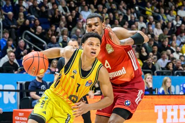 GER, Berlin, Basketball, Alba Berlin vs FC Bayern Basketball - in der Uber Arena, BBL, Spieltag 5, im Bild v.l.: Jack Kayil (Alba, 07), Xavier Rathan-Mayes (FCB, 04), Zweikampf, Action, Kampf, kaempft um den Ball, 26.10.2025 Copyright: HMBxMedia UwexKoch