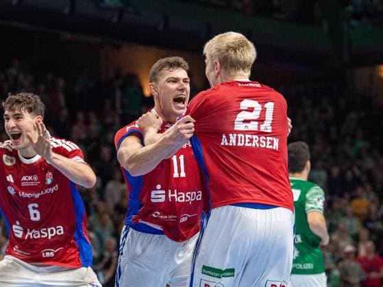 Handball, Herren, Saison 2025 2026, DAIKIN Handball-Bundesliga (10. Spieltag), Füchse Berlin - HSV Hamburg, v.l. Elias Kofler (Hamburg), Nicolaj Jörgensen (Hamburg), Frederik Bo Andersen (Hamburg), Jubel nach Spielende, 26.10.2025, *** Handball, Men, Season 2025 2026, DAIKIN Handball Bundesliga 10 Matchday , Füchse Berlin HSV Hamburg, f l Elias Kofler Hamburg , Nicolaj Jörgensen Hamburg , Frederik Bo Andersen Hamburg , Cheering after the end of the match, 26 10 2025, Copyright: xSebastianxRäppold MatthiasxKochx